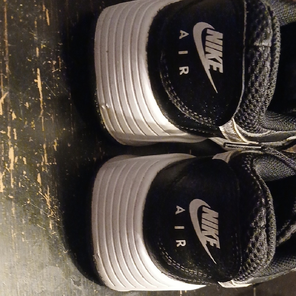 Nike Womens Black and White Athletic Sneakers - Picture 3 of 8